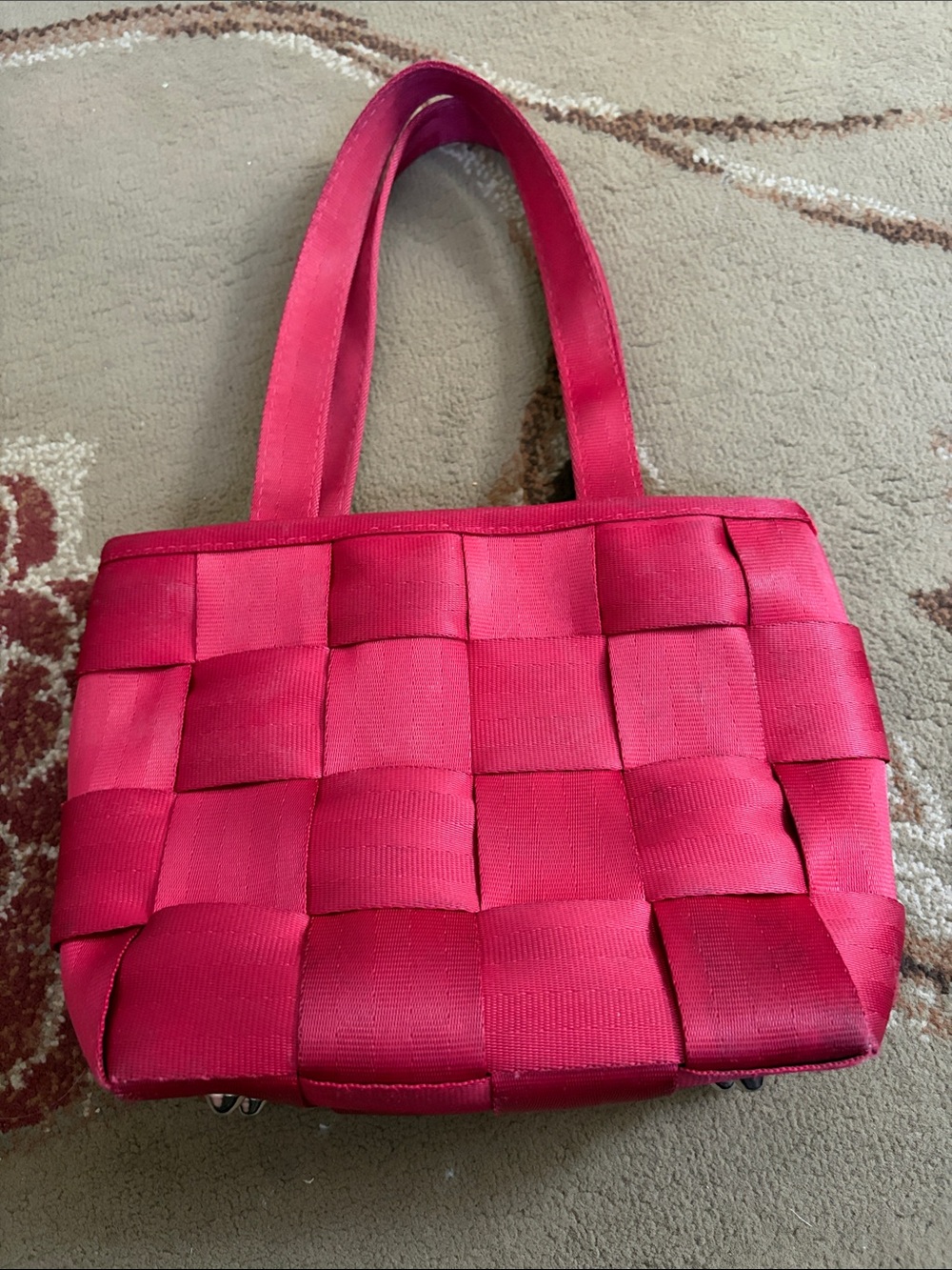 Harveys seatbelt woven tote in red